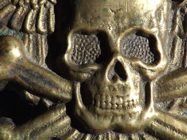 金属は真鍮製の頭骨および十字の骨 キャスト バックル ストック写真