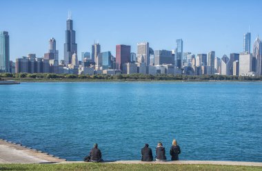 Chicago manzarası panorama Michigan Gölü arasında Kuzey Caddesi plaj görüntülendi. 