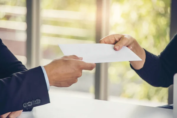 Ortak bir yolsuzluk rüşvet parasının zarfı veren işadamı .