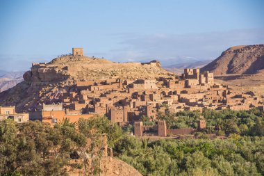 Ait Benhaddou, bugün Fas 'ta Sahara ve Marakeş arasındaki eski kervan rotası boyunca tahkim edilmiş şehir, Kasbah veya Ksar. Souss Sahip Draa 'da Ounila Nehri kıyısındaki bir tepede yer almaktadır.