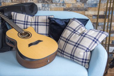 kanepede akustik gitar yakın çekim