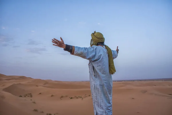 Lonely Arab Man Sahara Desert Merzouga Morocco — Stock Photo, Image