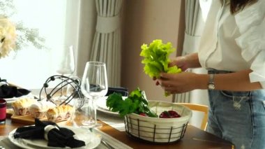 Asyalı kadın ev kadınları salata, yemek yapıyor ve evde yemek odasında kahvaltı için sofra yemeği hazırlanıyor.
