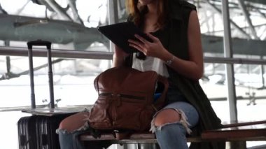 Backpacker gezginler Asyalı kadınlar havaalanında uçak bağlama sırasında bekleyin.