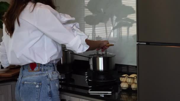 Asiatiska Kvinnliga Hemmafruar Matlagning Och Lägga Salt Till Sopppotten Köket — Stockvideo