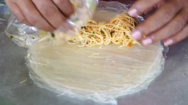 Erişte ile yemekleri pişirin, tavada kızartılmış ayı hattı ile rulo.