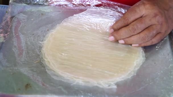 Cozinhe Pratos Com Macarrão Role Com Linha Urso Frito — Vídeo de Stock