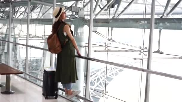 Backpacker Wisatawan Wanita Asia Mengenakan Topi Menunggu Transit Untuk Merasakan — Stok Video