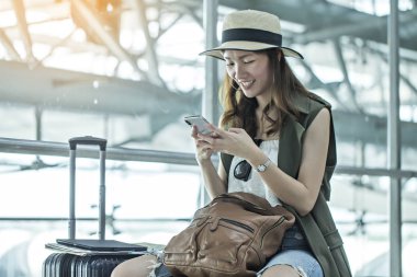 havaalanında uçak bekliyor güzel Asyalı kadın