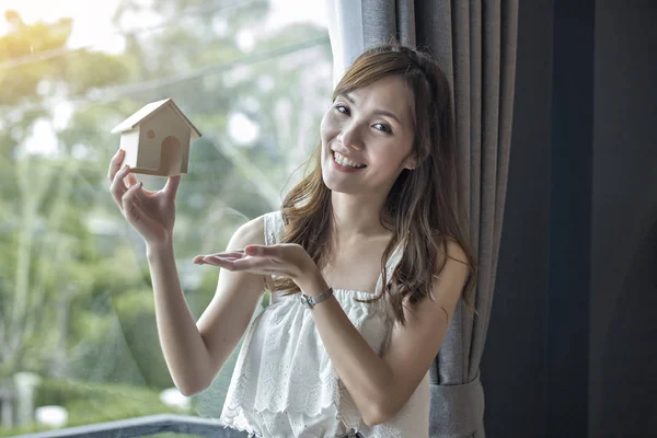 Όμορφη Ασιατική Γυναίκα Ξύλινο Μοντέλο Σπίτι Κοιτάζοντας Την Κάμερα — Φωτογραφία Αρχείου