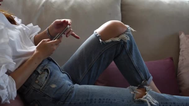 Mulheres Asiáticas Ler Tablet Optar Por Procurar Informações — Vídeo de Stock