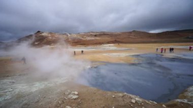 Rotorua yakınlarındaki Wai-O-Tapu termal göl Champagne Pool görünümü, Yeni Zelanda