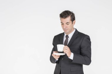 Çay veya kahve içen genç işadamı