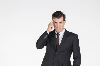 Başarılı Emlakçı bir Takım Elbise Smiles yakışıklı bir takım elbise giyen, yönetici işi planlamak için fikir kullanır.