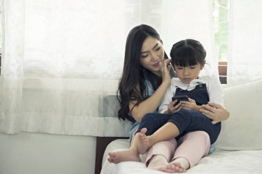 genç anne kızı ile vakit geçirmek