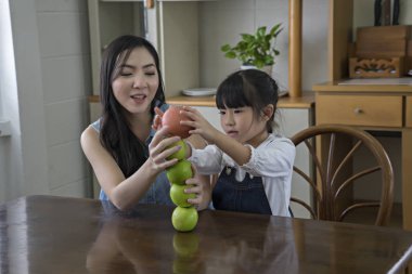 genç anne kızı ile vakit geçirmek