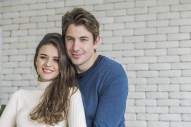 Güzel genç çift ve yakışıklı adam Sevgililer Günü'nde romantizm ev tatlı ev duygu sarılma