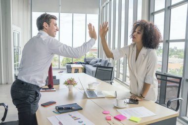 Modern ofiste çok ırklı yaratıcı insanlar. İnsanlar birlikte çalışıyor. 