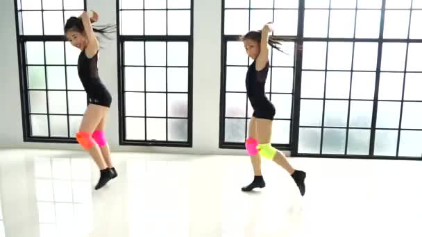 Pequeñas Bailarinas Haciendo Ejercicios Doblando Sentado Piso — Vídeos de Stock