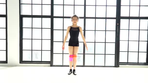 Młoda Piękna Dziewczyna Tancerka Długimi Włosami Noszenie Strój Kąpielowy Stwarzające — Wideo stockowe
