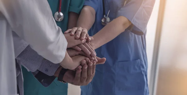 Ayakta doktor ve hemşireler grubu ve hastane, Uluslararası, meslek, insan ve tıp kavramı personel birlikte katılmak 