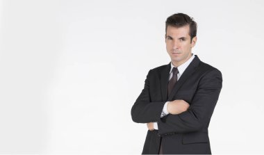 Yakışıklı iş adamı kolları ile ayakta akıllı ve kendinden emin geçti