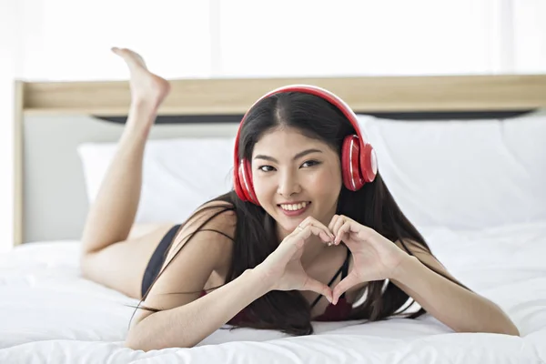 Όμορφη Ασιατική Γυναίκα Κοιμάται Κόκκινα Ακουστικά Ακούστε Μουσική Χαλαρώστε Στο — Φωτογραφία Αρχείου