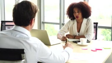 Ofisteki genç çift.