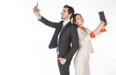 Müzayedeci elinde verdi olarak bir model ev tutan bir emlak satışı yıkmak, ya da bir avukat veya yargıç mahkeme beyaz arka planda bir mülkiyet anlaşmazlığı aracılık.