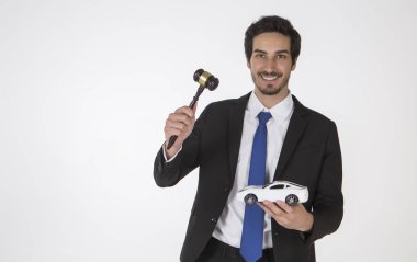 Araba açık artırma ve Teklif Satış araç kavramı. Auctioneer holding tokmak araba yıkmak .