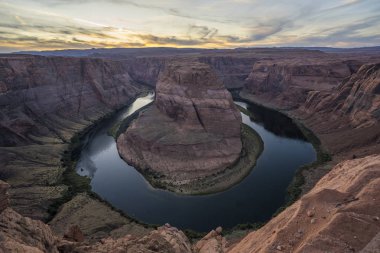 Colorado Nehri 'ndeki Horseshoe Bend, Page, Arizona, ABD yakınlarında gün batımında..