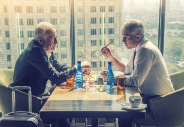 Kıdemli Başkan Yardımcısı şirket sahibi ve mimar ofiste çalışmayı tartışıyor.