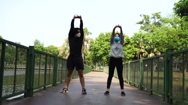为健康起见 一对亚洲夫妇戴着面具 共同生活得很快乐 一起慢跑 社交疏远和新的正常观念 — 图库视频影像