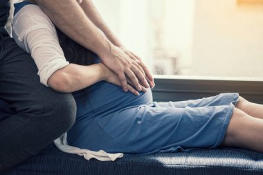 Koca kanepede oturmuş karnına sarılıyordu. Kadın, kibar hamile kadınlara karşı sevgi ve endişeyle hamileydi..