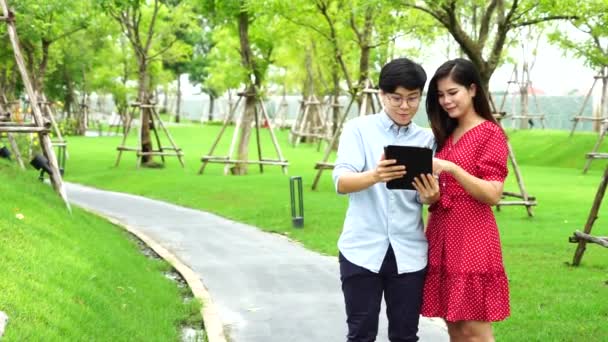 Casal Feminino Uma Mulher Libanesa Jogar Uma Rede Social Juntos — Vídeo de Stock