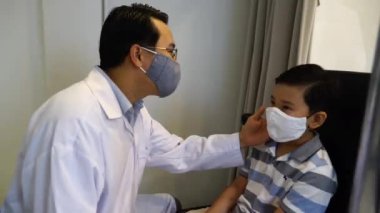 Tıbbi konseptte göz doktoru. Bir göz doktoru, gözlükçüde miyop olan bir çocuk için görme yeteneğini ölçtü..