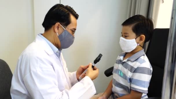 Médico Ocular Conceito Médico Oftalmologista Mediu Sua Visão Para Rapaz — Vídeo de Stock