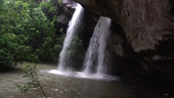 这条小瀑布是特别的 小瀑布流过一个洞口 掉到下面的池塘里 拉查坦尼 — 图库视频影像