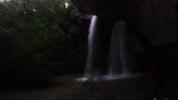 Şelale Şeklinde Bir Kalp Sangchan Şelalesi Pha Taem Ulusal Parkı — Stok video