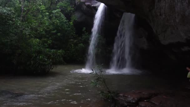 Amazing Thailand Hole Waterfall Shape Heart Sangchan Waterfall Pha Taem — Stock Video
