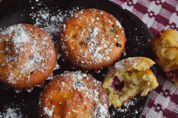 Muffin vegyes bogyókkal. Egészséges desszert, sütemény. — Stock Fotó