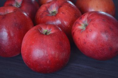 Kırmızı elmalar. Yaz tatili.