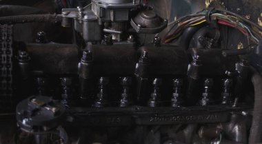 Motor makinesi. Araba tamiri ve parçaları. Araba motoru parçalanmış durumda. Üst görünüm ve yan görünüm.