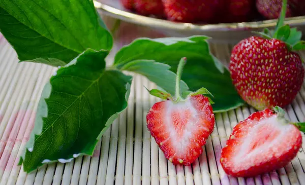 Freshly Cut Strawberries Wooden Cutting Board Delicious Strawberries Glass Bowl — Stock Photo, Image