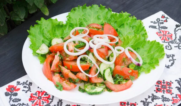 Salat Mit Saftigen Tomaten Salat Gurken Roten Zwiebeln Rucola Dill — Stockfoto