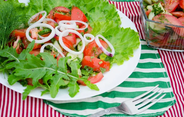 Ensalada Con Jugosos Tomates Lechuga Pepino Cebolla Roja Rúcula Eneldo —  Fotos de Stock