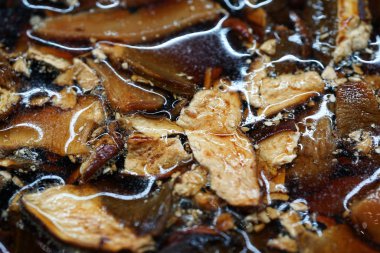 Makro çekimi. Çorbada lezzetli mantarlar