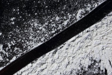 un siyah masaya dağılmış. makro çekim