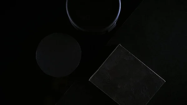 Тёмные Предметы Выложенные Композиции Черном Столе — стоковое фото