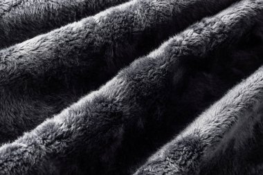 Gri kürk kumaşı güzel bir şekilde masaya serilmişti.